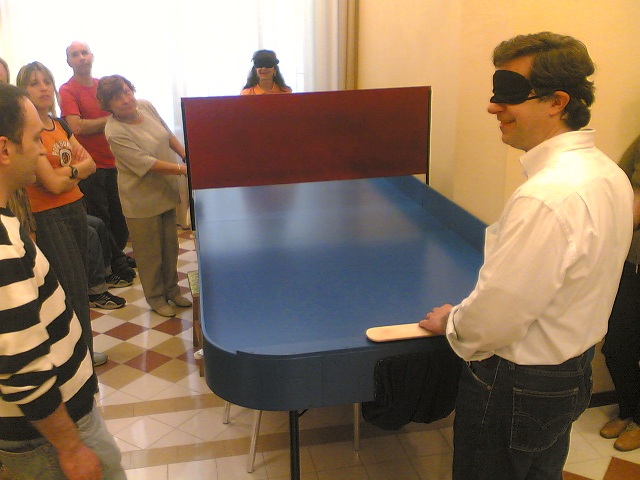 Silvia e Domenico sono in piedi accanto al tavolo dello Showdown prima della sfida finale.